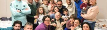 Fotografía de Don Rogelio celebrando sus 102 años, rodeado del cariño de su familia en Puebla de la Calzada.