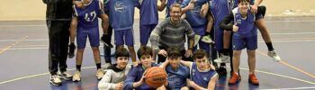 Jugadores del CB Puebla celebran su victoria ante Cáceres CB en los octavos de final de la categoría Oro de baloncesto infantil.