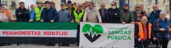 Pensionistas de Montijo manifestándose en la Plaza de España con pancartas en defensa de la sanidad pública y más plazas en residencias.