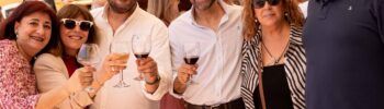 Ambientes del 9º Encuentro Enogastronómico Vegas Bajas en Puebla de la Calzada: catas de vinos extremeños, tapas artesanales y música en directo en la Plaza de España.