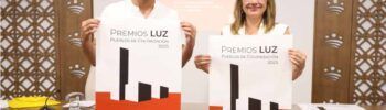 Juanma Ambrona, concejal de Cultura del Ayuntamiento de Barbaño, junto a la diputada provincial Francisca Silva durante la presentación de los Premios Luz en la Diputación de Badajoz.