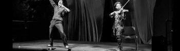 Escena de la obra "Bacanal", con David García-Intriago y violinista en directo durante una representación en la Plaza de Santa Clara.