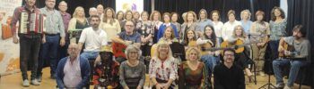 Los participantes en la presentación en la Csa de la Cultura, junto a la Rondalla de Guadiana.