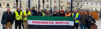 Vecinos y pensionistas protestan cada jueves en Montijo por la saturación del centro de salud y la escasez de plazas en residencias públicas.