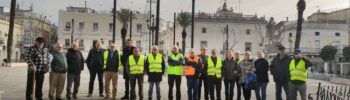 Vecinos concentrados en la Plaza de España de Montijo durante una protesta por la sanidad pública y las residencias de mayores.