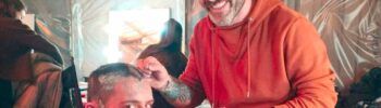 David Moreno, jefe de peluquería en La Treagua, en plena transformación de personaje durante el rodaje.