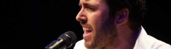 Fran Carrillo Pilo ofreció un concierto acústico en Puebla de la Calzada el 21 de marzo, destacando por su voz y conexión con el público.