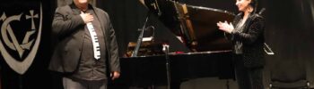 Pedro Gutiérrez “Pedro Monty” durante el pregón de la Semana Santa de Montijo en el Teatro Nuevo Calderón ante un público abarrotado