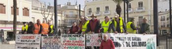 La Plataforma de Pensionistas mantiene sus concentraciones cada jueves en Montijo para reclamar mejoras en el centro de salud y más plazas públicas en residencias.