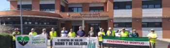 Integrantes de la Plataforma de Pensionistas de Montijo durante una concentración en defensa de la sanidad pública.