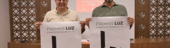 Sergio Tena y Ricardo Cabezas con el cartel de los Premios Luz 2026 (foto: Diputación de Badajoz).