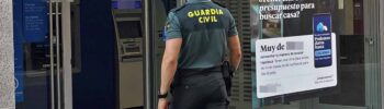 Agente de la Guardia Civil durante una investigación por robo con violencia en Montijo (foto: Guardia Civil).